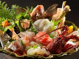 地魚貝類盛り合わせ 小型の地魚をベースにお造りさせて頂きます