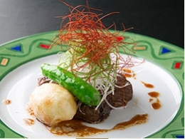 牛タンステーキ セロリと一緒に3時間煮込み柔らかく仕上げた一品。